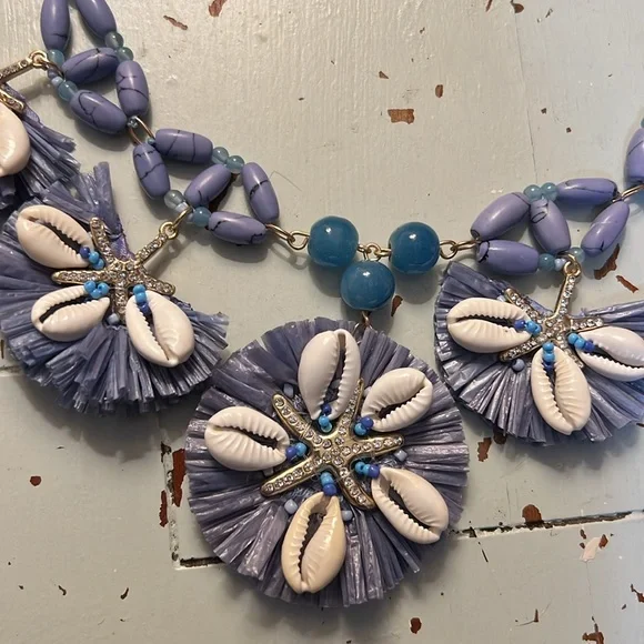 Chico’s Periwinkle Shell Bib Necklace. - Picture 4 of 9